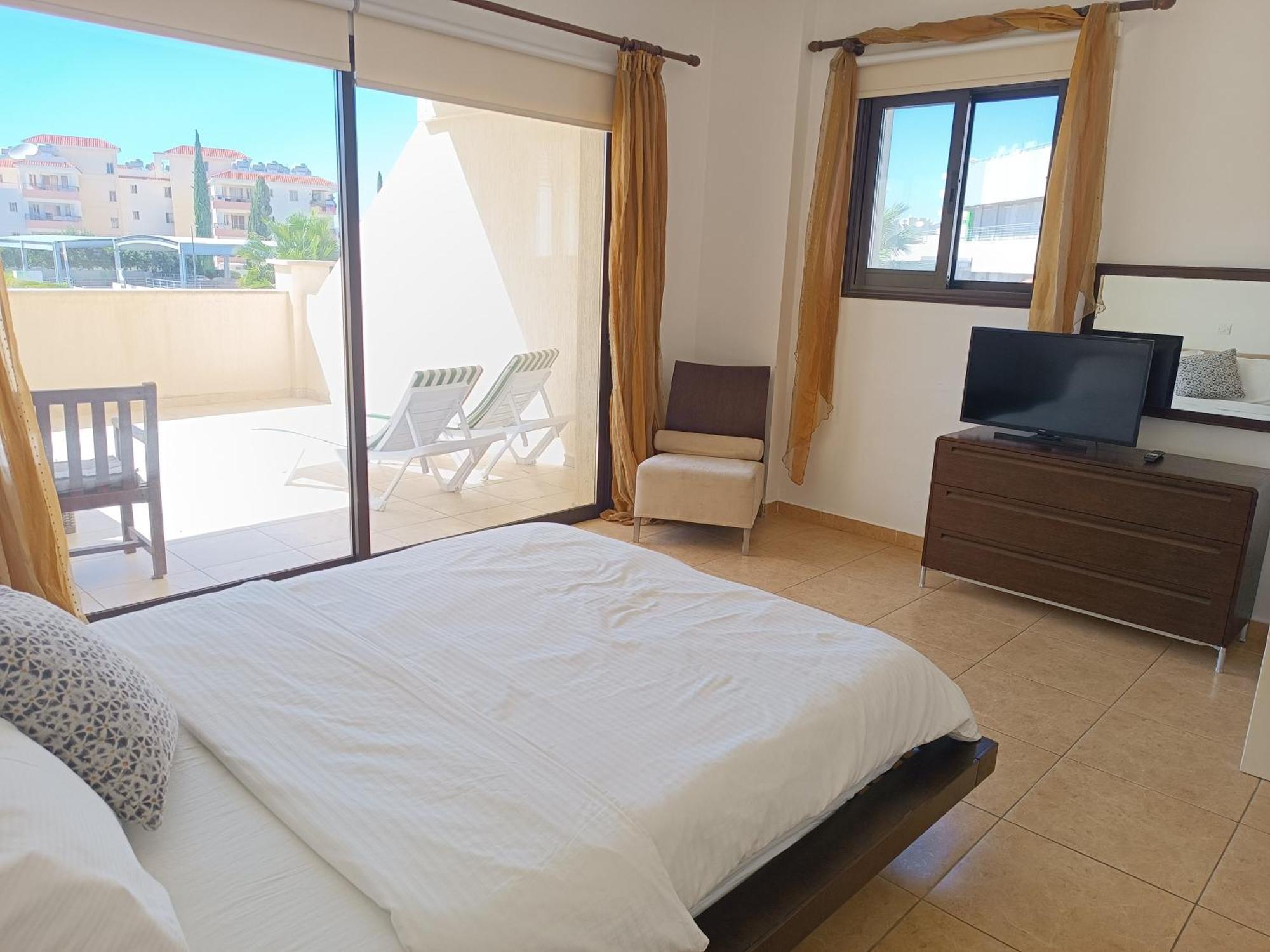 Pool Side 2 Bedroom Queens Gardens Complex Paphos Esterno foto