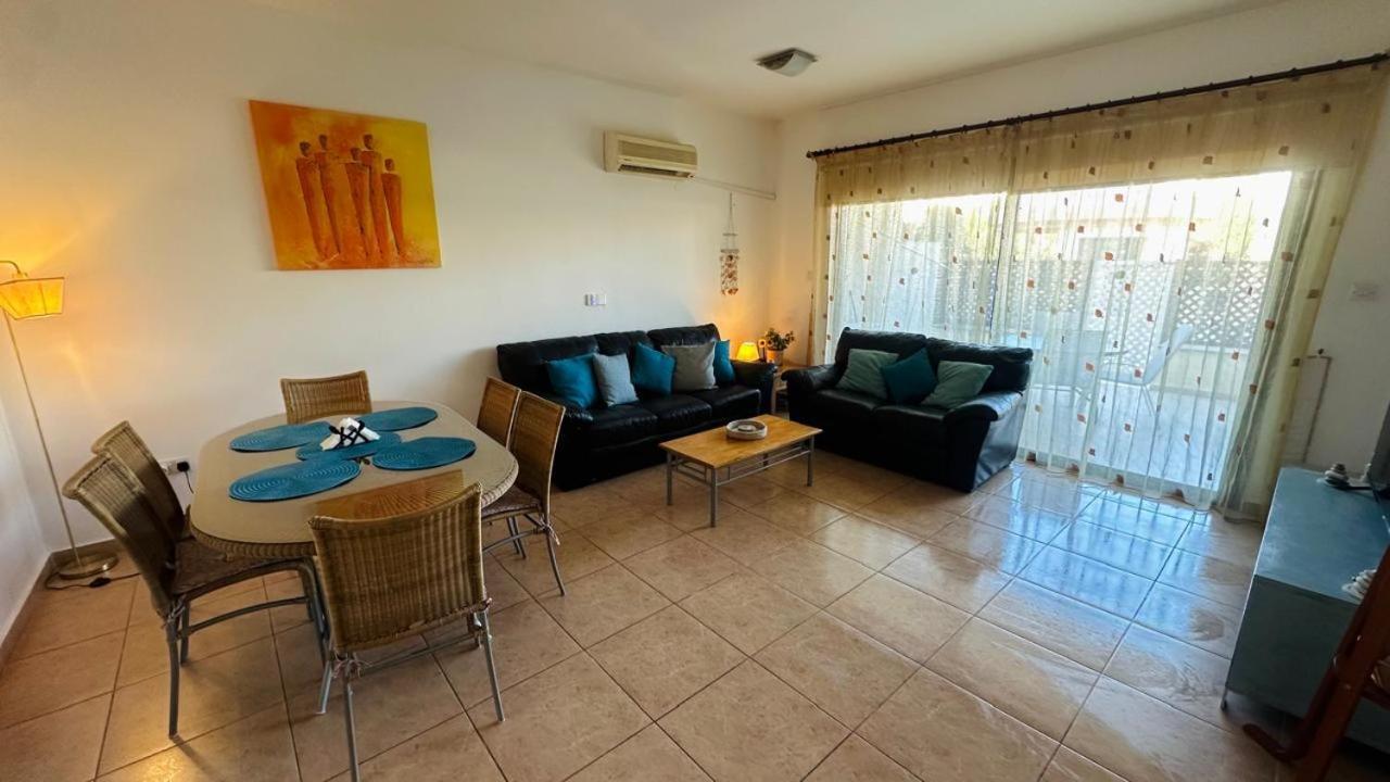 Pool Side 2 Bedroom Queens Gardens Complex Paphos Esterno foto